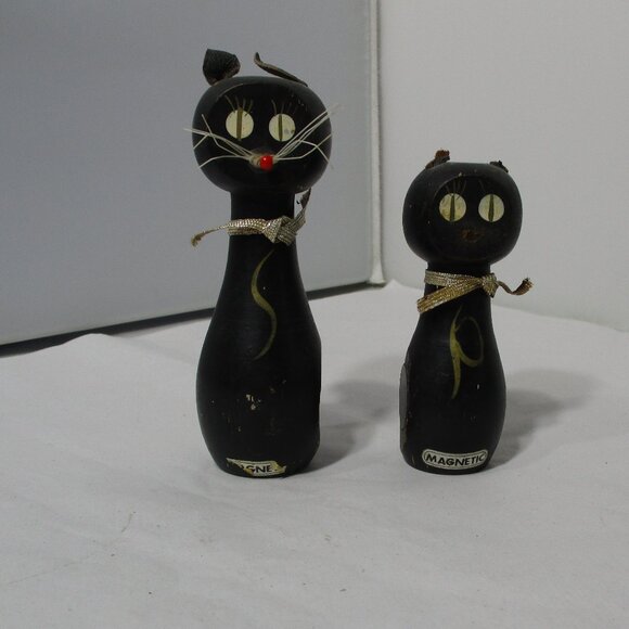 Vintage MCM Black Cat Kittens Magnetic Wood Wooden Salt & Pepper Shakers - Picture 9 of 9